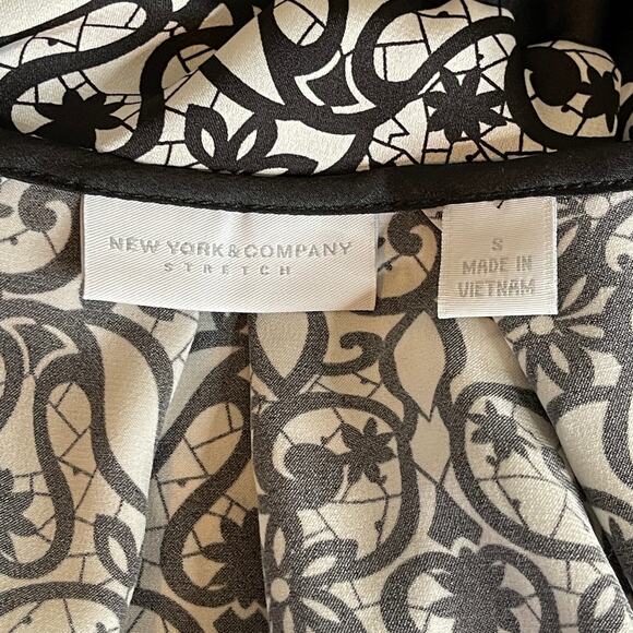 New York & Company Black White Blouse Geometric Cap Sleeves Scoop Neck Small - Picture 2 of 9